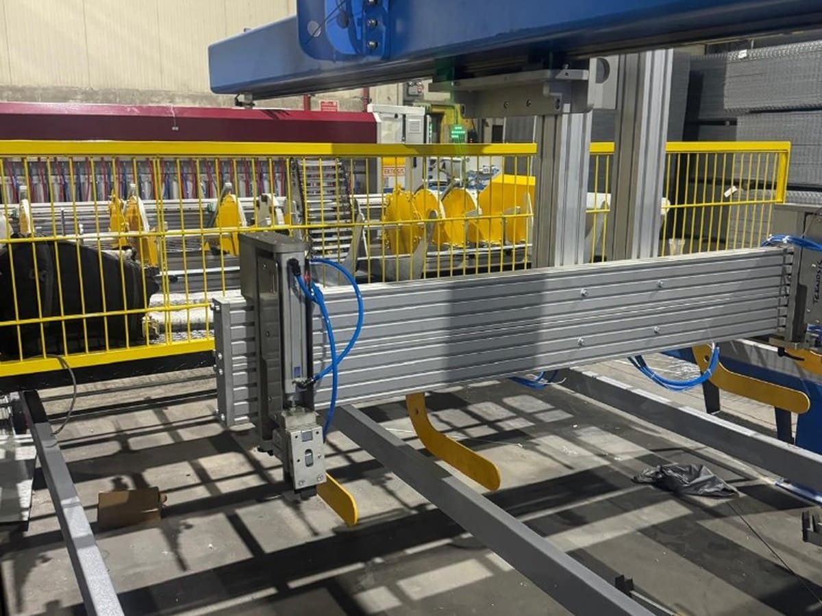 Wire handling fingers on panel fence production line